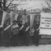 Women_suffragists_picketing_in_front_of_the_White_house